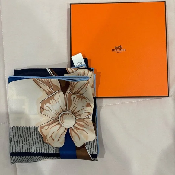 Hermes Grand Manege Detail scarf 70 Brand New Color: Caban / Rose Poudre / Jaune - Picture 3 of 5